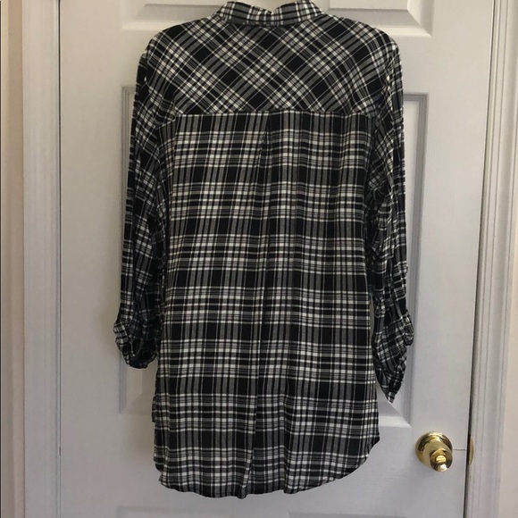 Woman’s plaid button down top - Picture 3 of 3